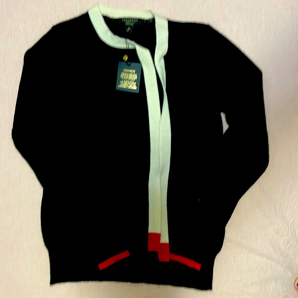 Charming luxury cashmere sweater from Macys .🆕With Tag